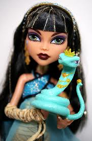 MARINA: Cleo de Nile y su mascota (la primera Cleo que salió a la venta, junto a su novio Deuce Gorgon) MARINA: Cleo de Nile y su mascota (la primera Cleo que salió a la venta, junto a su novio Deuce Gorgon)