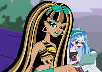 Ghoulia aparece con el mismo bañador en la serie de dibujos animados que en el pack de 5 chicas (la única forma de conseguirla)