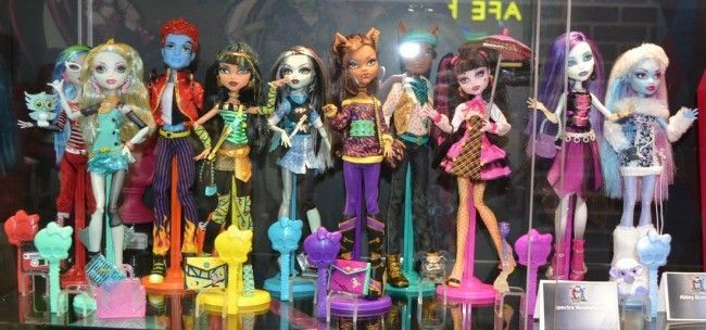 ¿Cuántos personajes de la saga «Monster High» de Lisi Harrison ha convertido Mattel en muñecos/as -hasta ahora-? (3)