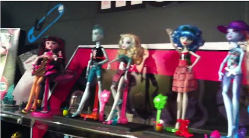 Monster High - Gillington "Gil" Webber, Lagoona Blue, Ghoulia Yelps, Abbey Bominable y Draculaura Monster High - Gillington "Gil" Webber, Lagoona Blue, Ghoulia Yelps, Abbey Bominable y Draculaura