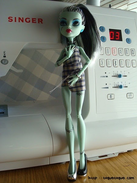 Mi primera Monster High: la Frankie Dawn of the Dance, junto a mi querida máquina de coser Mi primera Monster High: la Frankie Dawn of the Dance, junto a mi querida máquina de coser