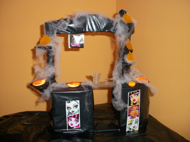 Boutique de la Sindy Lazos "tuneada" por BEA-TRICI para la Fiesta DIY de Halloween para sus Monster High Boutique de la Sindy Lazos "tuneada" por BEA-TRICI para la Fiesta DIY de Halloween para sus Monster High