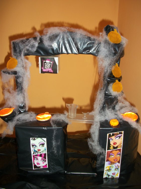 Boutique de la Sindy Lazos "tuneada" por BEA-TRICI para la Fiesta DIY de Halloween para sus Monster High Boutique de la Sindy Lazos "tuneada" por BEA-TRICI para la Fiesta DIY de Halloween para sus Monster High