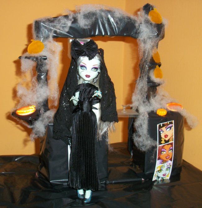 Fiesta DIY de Halloween de Bea-Trici: Frankie School's Out vestida de dama negra Fiesta DIY de Halloween de Bea-Trici: Frankie School's Out vestida de dama negra