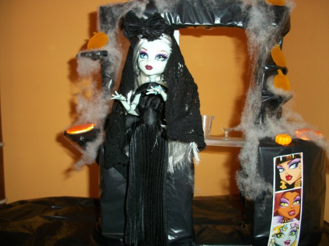 Fiesta DIY de Halloween de Bea-Trici: Frankie School's Out vestida de dama negra Fiesta DIY de Halloween de Bea-Trici: Frankie School's Out vestida de dama negra