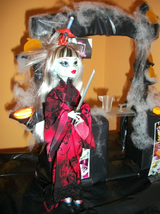 Fiesta DIY de Halloween de Bea-Trici: Frankie Classroom vestida de princesa japonesa guerrera Fiesta DIY de Halloween de Bea-Trici: Frankie Classroom vestida de princesa japonesa guerrera