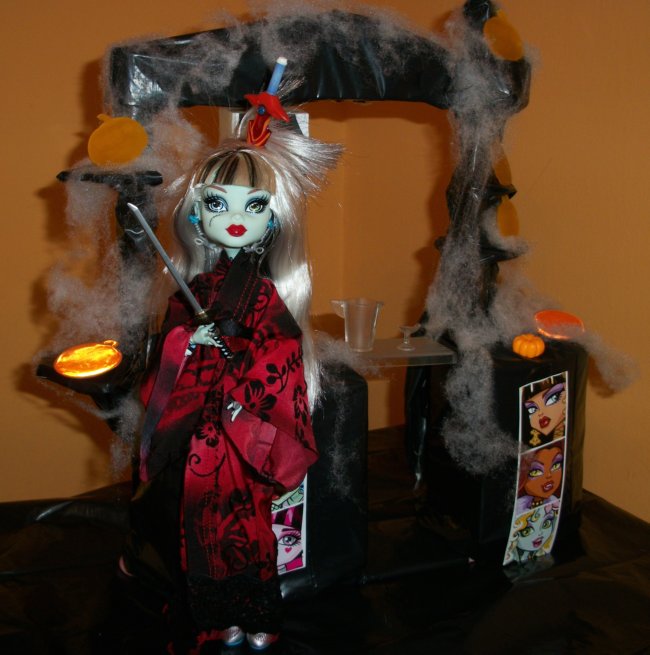 Fiesta DIY de Halloween de Bea-Trici: Frankie Classroom vestida de princesa japonesa guerrera Fiesta DIY de Halloween de Bea-Trici: Frankie Classroom vestida de princesa japonesa guerrera