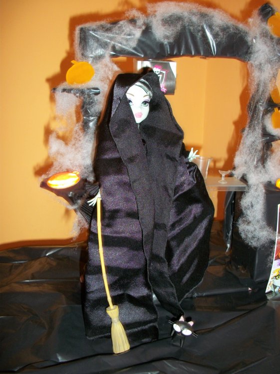 Fiesta DIY de Halloween de Bea-Trici: Frankie Dead Tired vestida de bruja, o bangshee Fiesta DIY de Halloween de Bea-Trici: Frankie Dead Tired vestida de bruja, o bangshee