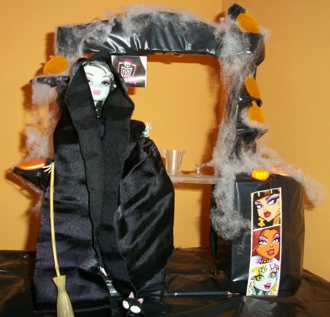 Fiesta DIY de Halloween de Bea-Trici: Frankie Dead Tired vestida de bruja, o bangshee Fiesta DIY de Halloween de Bea-Trici: Frankie Dead Tired vestida de bruja, o bangshee