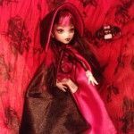 Draculaura con su capa DIY, junto a su mascota Count Fabulous, by MARIA