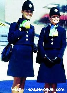 Azafatas de Iberia, con el uniforme diseñado por Elio Berhanyer Azafatas de Iberia, con el uniforme diseñado por Elio Berhanyer