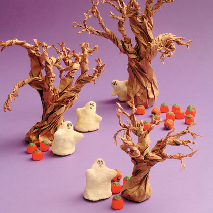 Árboles hechos con bolsas de papel. Los fantasmas y las calabazas están hechos con pasta de sal Árboles hechos con bolsas de papel. Los fantasmas y las calabazas están hechos con pasta de sal
