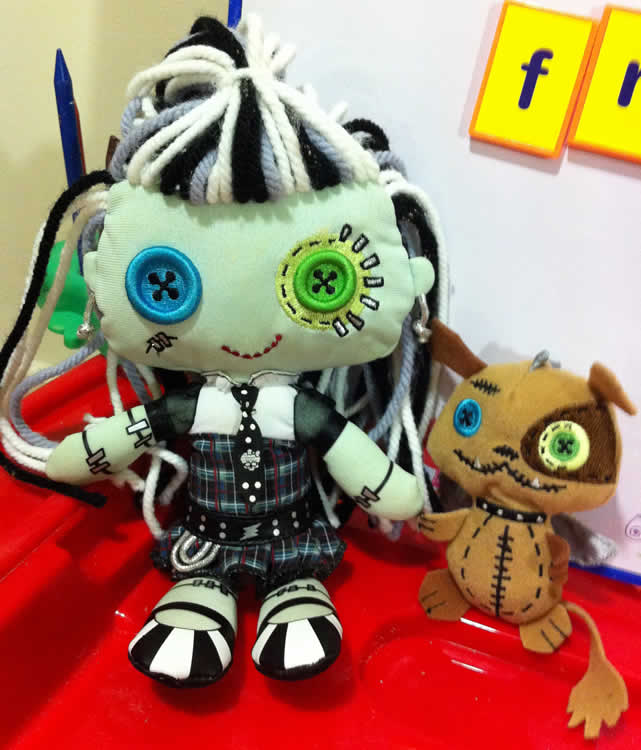 Frankie Stein y Watzit de peluche (plushies) de Vicky