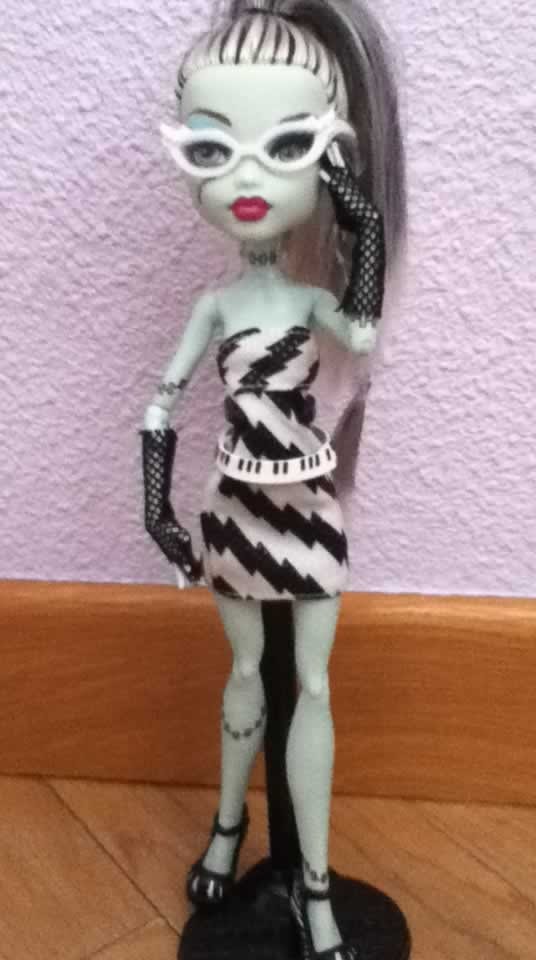 Sandra ha diseñado esta ropa OOAK DIY para sus Monster High