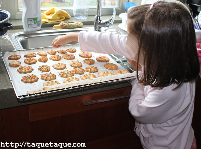 Paola ayudándome a decorar galletas este verano en La Coruña Paola ayudándome a decorar galletas este verano en La Coruña
