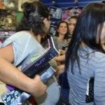 Un grupo de madres coge a las Monster, nada más abrir la tienda