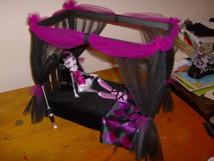 Monster High - Cama DIY