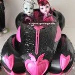Draculaura y Frankie Sweet 1600 con el coche de Draculaura, regalo de sus padres