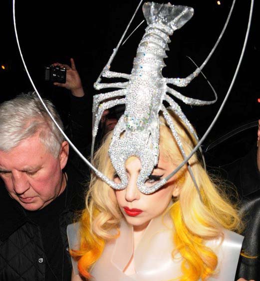 Lady Gaga y su tocado - langosta Lady Gaga y su tocado - langosta