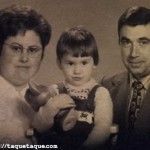 Aquí estoy junto a mis padres (es una prueba de una foto de estudio de familia). ¡¡¡Menos mal que han cambiado las modas!!! Mi madre tendría unos 36 años y mi padre unos 37, y yo unos 2