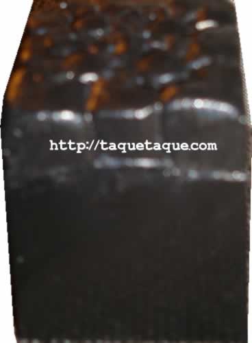 Puff DIY para muñecas hecho con un recipiente para pintxos desechable, plastelina negra y cola blanca de carpintero