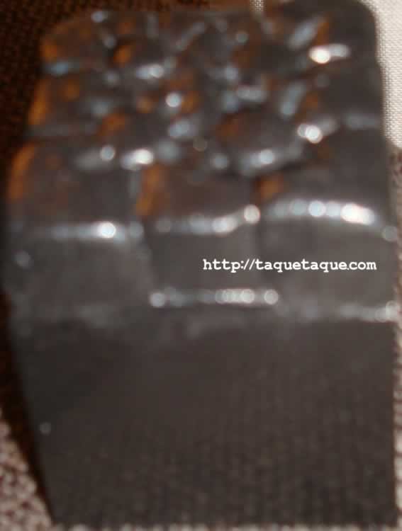 Puff DIY para muñecas hecho con un recipiente para pintxos desechable, plastelina negra y cola blanca de carpintero