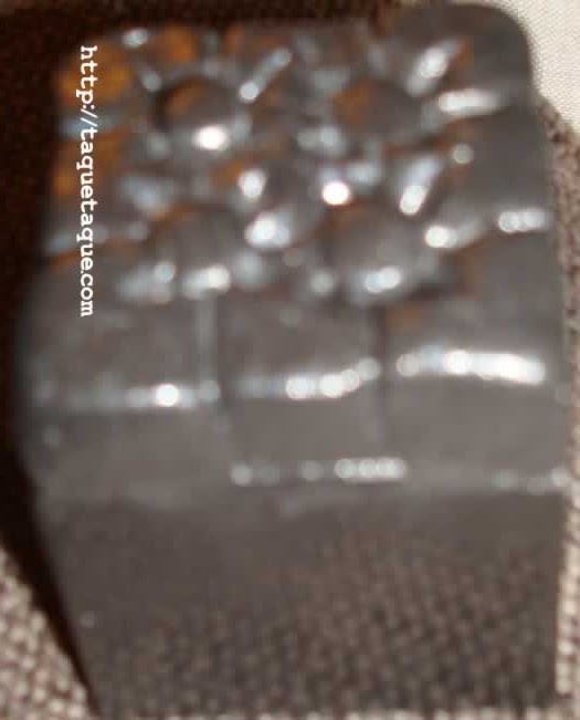 Puff DIY para muñecas hecho con un recipiente para pintxos desechable, plastelina negra y cola blanca de carpintero