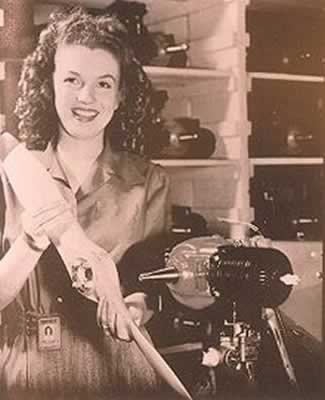 Una de sus primeras fotografías publicitarias: en la fábrica en la que trabajó durante la Segunda Guerra Mundial. Una de sus primeras fotografías publicitarias: en la fábrica en la que trabajó durante la Segunda Guerra Mundial.