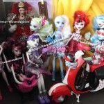 mis Dot Dead Gorgeous, Ghoulia con su Scooter, Draculaura con su bañera y mi Barbie Reina de Corazones (Alicia en el País de las Maravillas)