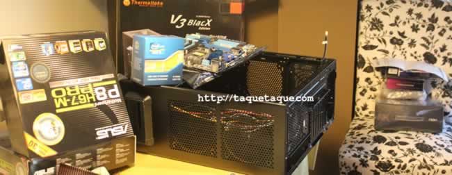 Algunos de los componentes del PC todavía estaban en sus cajas cuando hice esta foto (es una de las primeras) Algunos de los componentes del PC todavía estaban en sus cajas cuando hice esta foto (es una de las primeras)