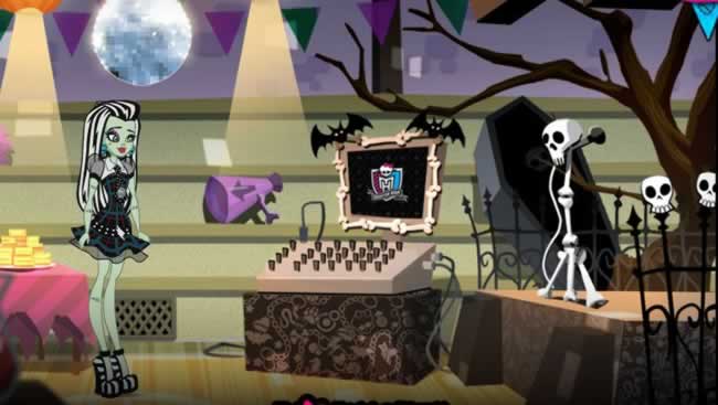 Frankie te ayuda a preparar tu Fiesta de Halloween recorriendo el Instituto Monster High con ella y encontrando todo lo que busca.
