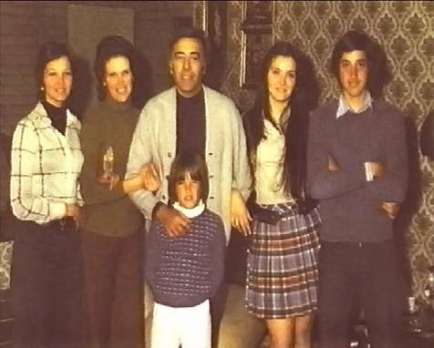 don Emilio Aragón, su esposa doña Rita Irasema y sus hijos en los años '70 (foto familiar) don Emilio Aragón, su esposa doña Rita Irasema y sus hijos en los años '70 (foto familiar)