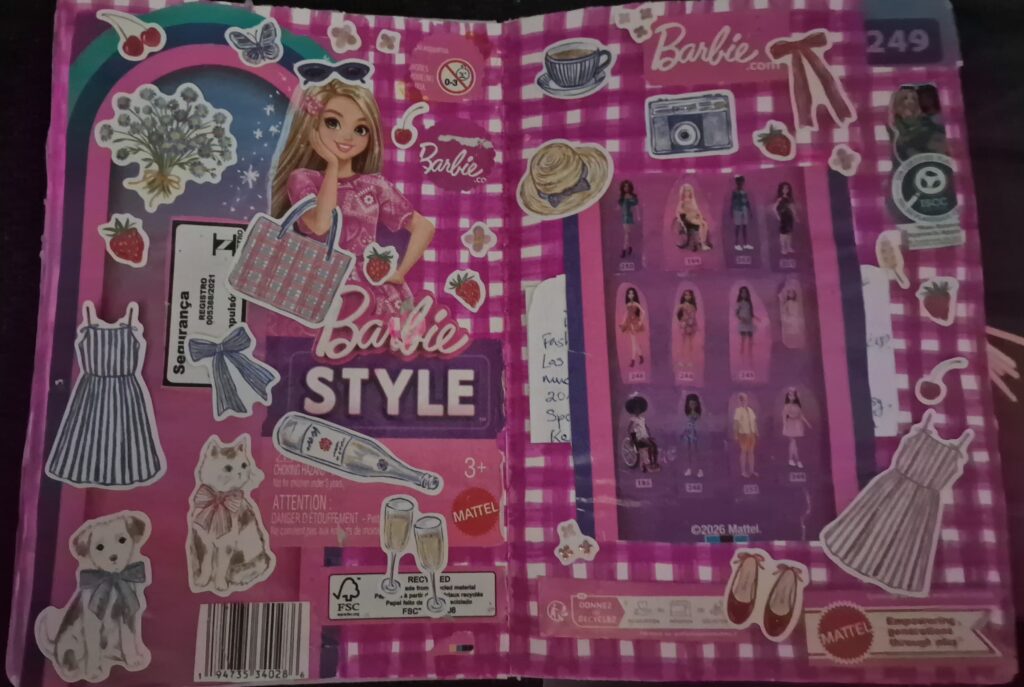 Página de junk journal hecha con la caja de la Barbie Fashionista #249