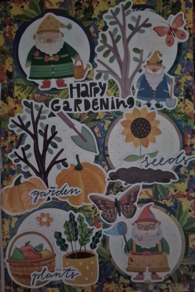 Página de junk journal otoñal con fondo de cromos de animales de Panini y pegatinas de gnomos