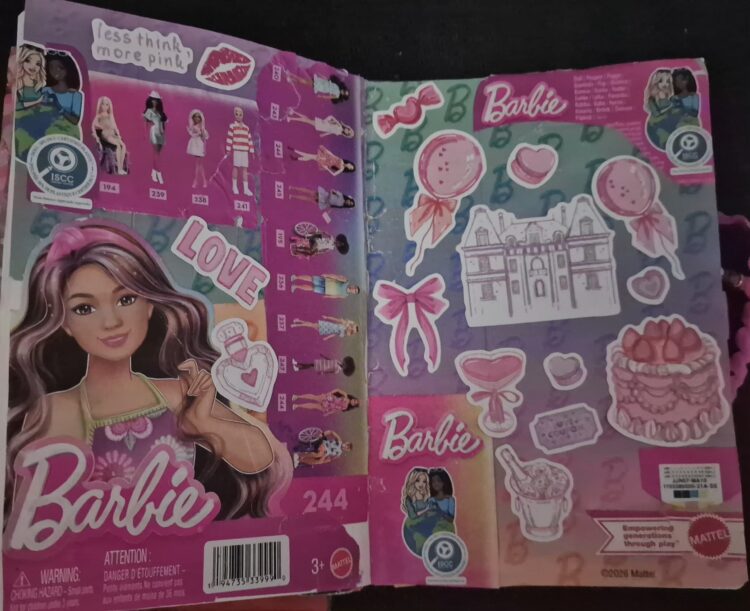 Página de junk journal hecha con la caja de la Barbie Fashionista #244