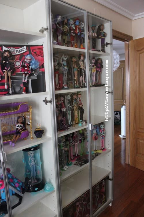 algunos de mis Monster High (aunque la colocación es provisional)