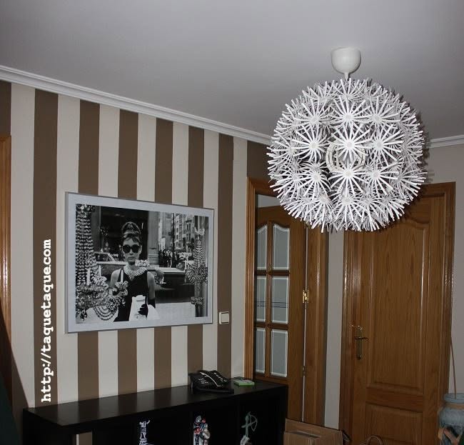 La entrada de mi nueva casa, con dos famosos iconos: mi foto favorita de "Desayuno con Diamantes", y la famosísima lámpara de IKEA